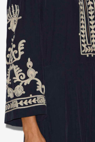 Feliana Langes besticktes Kreppkleid