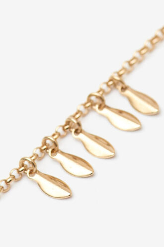 Metallarmband mit glänzenden Blattanhängern